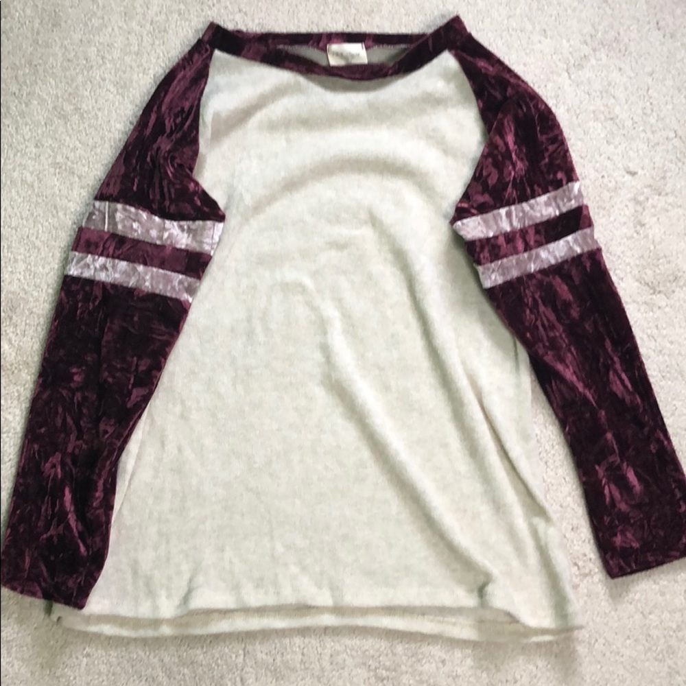 Small Sweater with velvety sleeves